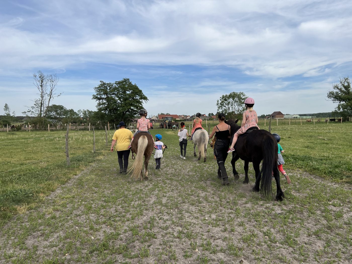 Kinder auf der Kinderladenreise auf dem Erlebnisbauernhof Groß Briesen